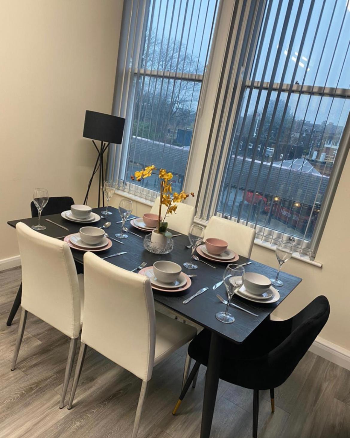 Betty'S Apartment- Metres From Train Station 哈罗盖特 外观 照片